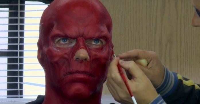 Dietro le quinte di Captain America: Il primo Vendicatore Hugo Weaving al trucco per Teschio Rosso