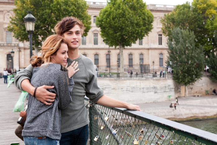 LOL - Pazza del mio migliore amico, 10 curiosità sul film con Miley Cyrus Miley Cyrus e Douglas Booth in una scena del film LOL - Pazza del mio migliore amico