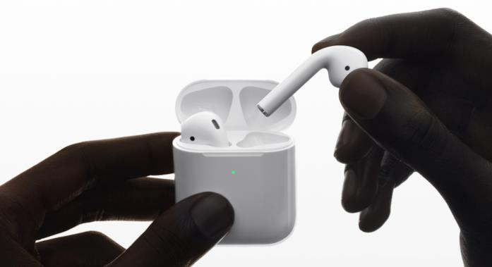 Nel 2019 di Apple potrebbero esserci anche gli AirPods 3 resistenti all'acqua Immagine promozionale degli AirPods di Apple