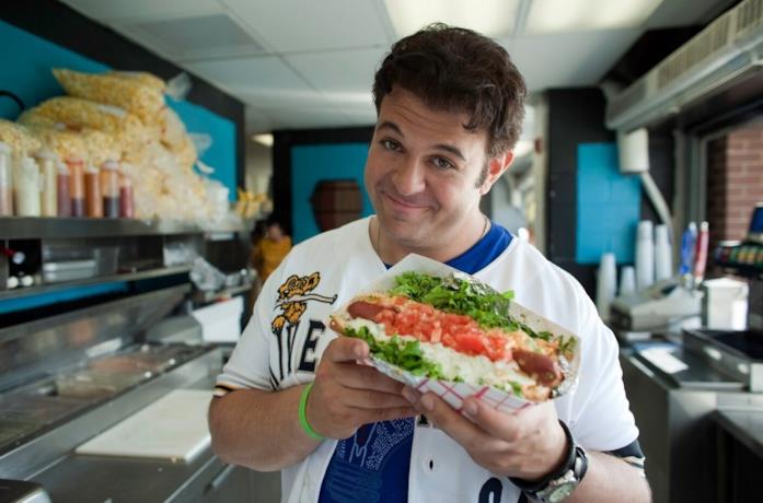 Adam Richman in una puntata di Man vs. Food