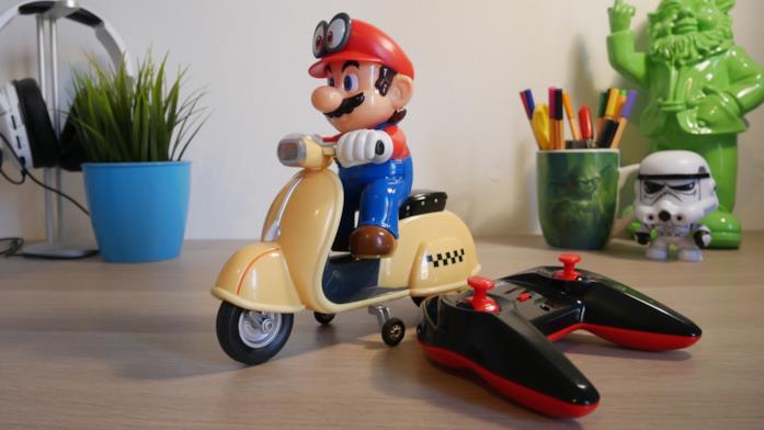 La vespa radiocomandata e il telecomando Uno sguardo ravvicinato alla vespa radiocomandata e il telecomando