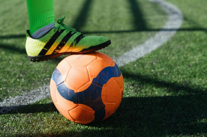 Un calciatore stoppa la palla