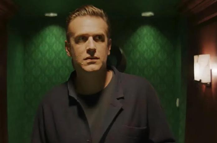 Jason Segel in una scena da Dispatches from Elsewhere