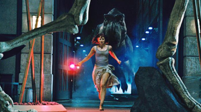Claire fugge dopo aver liberato il T-Rex Una scena di Jurassic World con Claire che fugge dopo aver liberato il T-Rex
