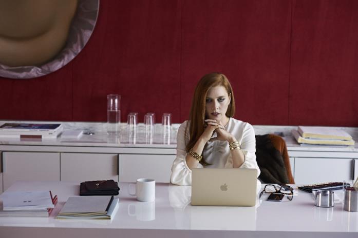 Amy Adams in Animali Notturni Amy Adams in una scena di Animali Notturni con il suo Mac