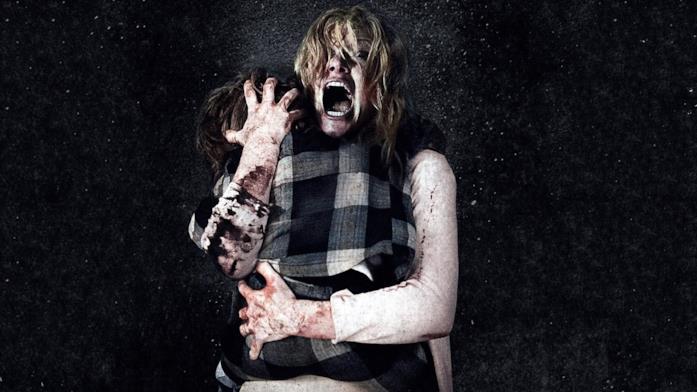 Amelia e Samuel in un'immagine promozionale di Babadook Amelia stringe Samuel mentre fronteggia il mostro in una scena di Babadook