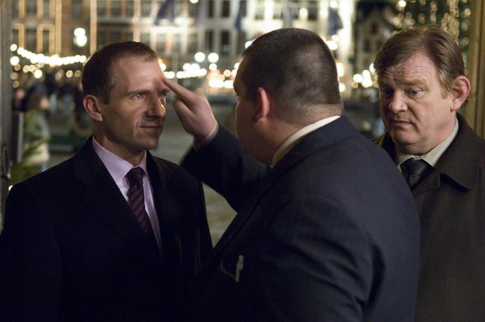 In Bruges - La coscienza dell'assassino, un inedito natalizio Ralph Fiennes e Brendan Gleeson in una scena del film