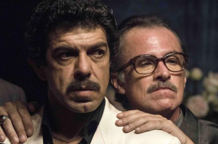 Un affiliato stringe le spalle di Buscetta