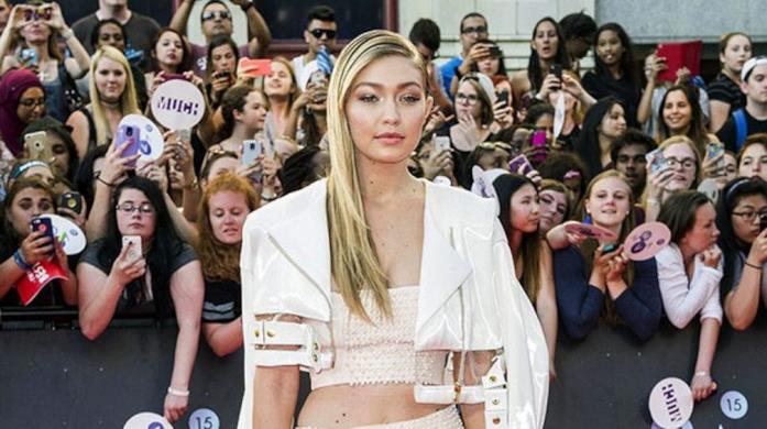 Gigi Hadid e i social Gigi Hadid davanti ai fan intenti a scattare fotografie