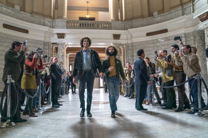 Il processo ai Chicago 7 - i fotografi I due imputati hippy entrano in aula