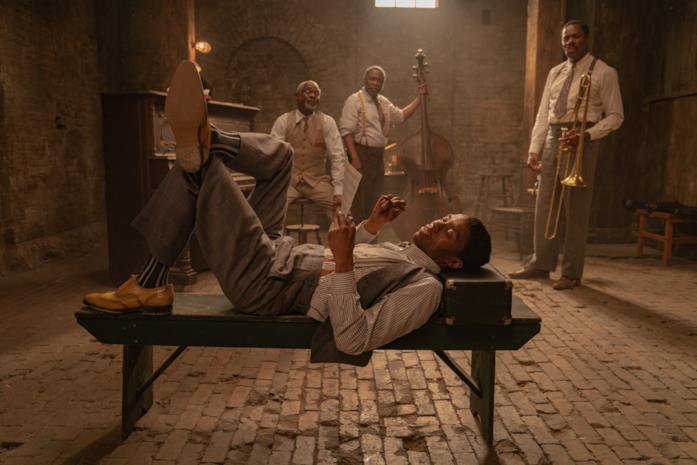 Ma Rainey's Black Bottom, le immagini del film Chadwick Boseman su una panchina