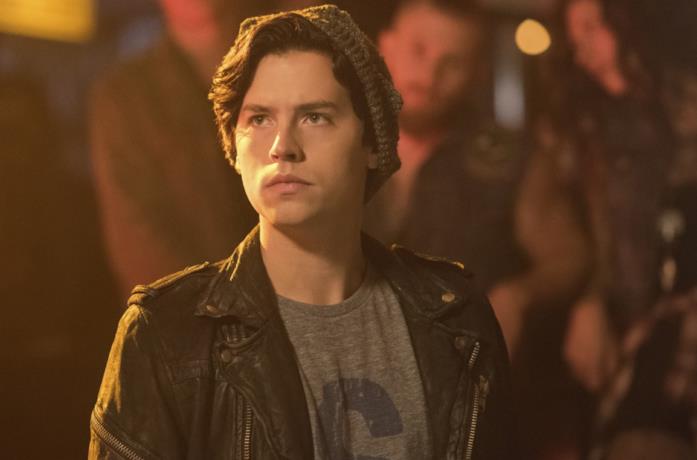 Cole Sprouse in una scena della serie Riverdale