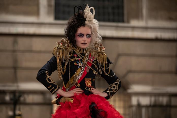 Crudelia Crudelia in un outfit regale