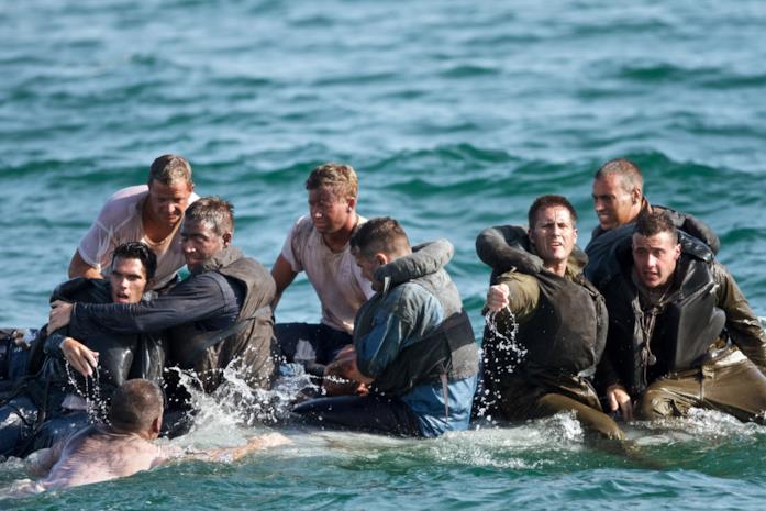 Un gruppo di naufraghi della USS Indianapolis Alcuni membri dell'equipaggio della USS Indianapolis