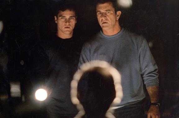 Joaquin Phoenix e Mel Gibson in una scena del film Signs