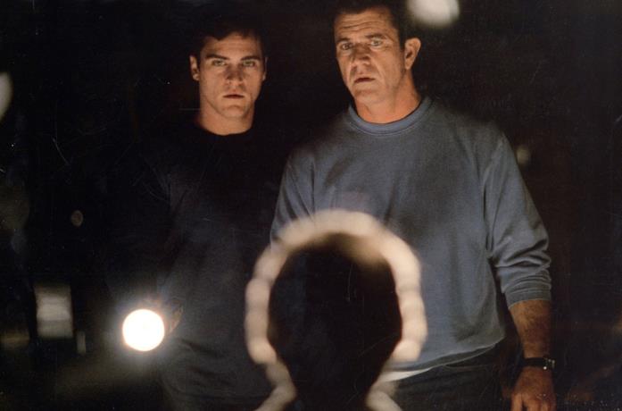 Joaquin Phoenix e Mel Gibson in una scena del film Signs