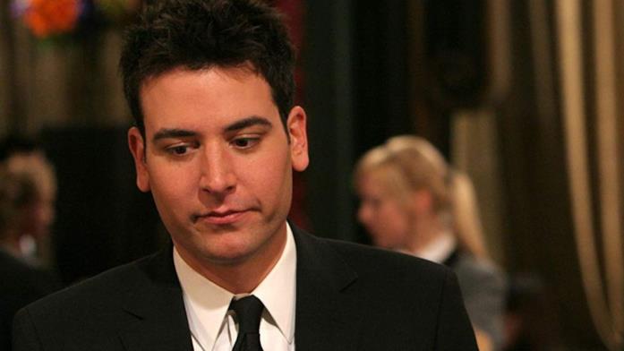 Ted Mosby in una scena della serie How I Met Your Mother