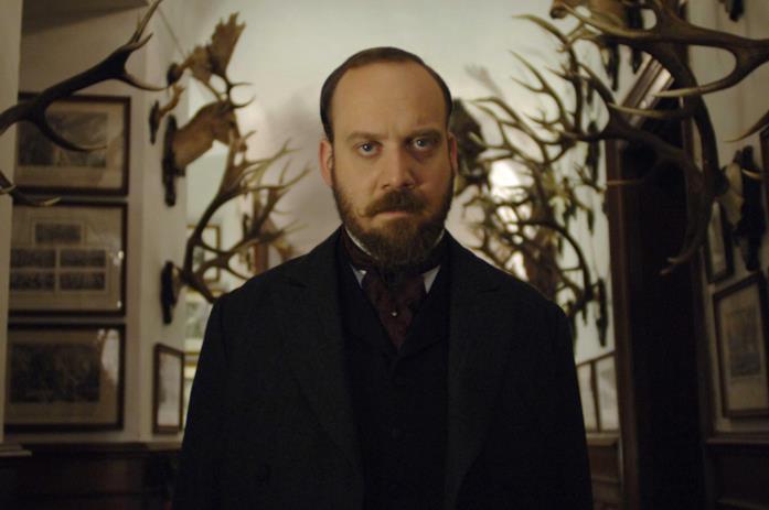 Uhl (Paul Giamatti) L'ispettore Uhl cammina in un corridoio prima di fare rapporto al principe Leopold