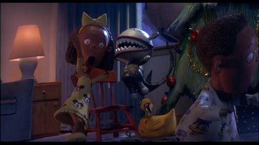 Topolino e Paperino compaiono in The Nightmare Before Christmas I pigiami con Topolino e Paperino dei bambini che scartano i regali in The Nightmare Before Christmas