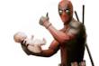 Deadpool tiene in mano un neonato