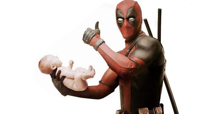 Deadpool tiene in mano un neonato