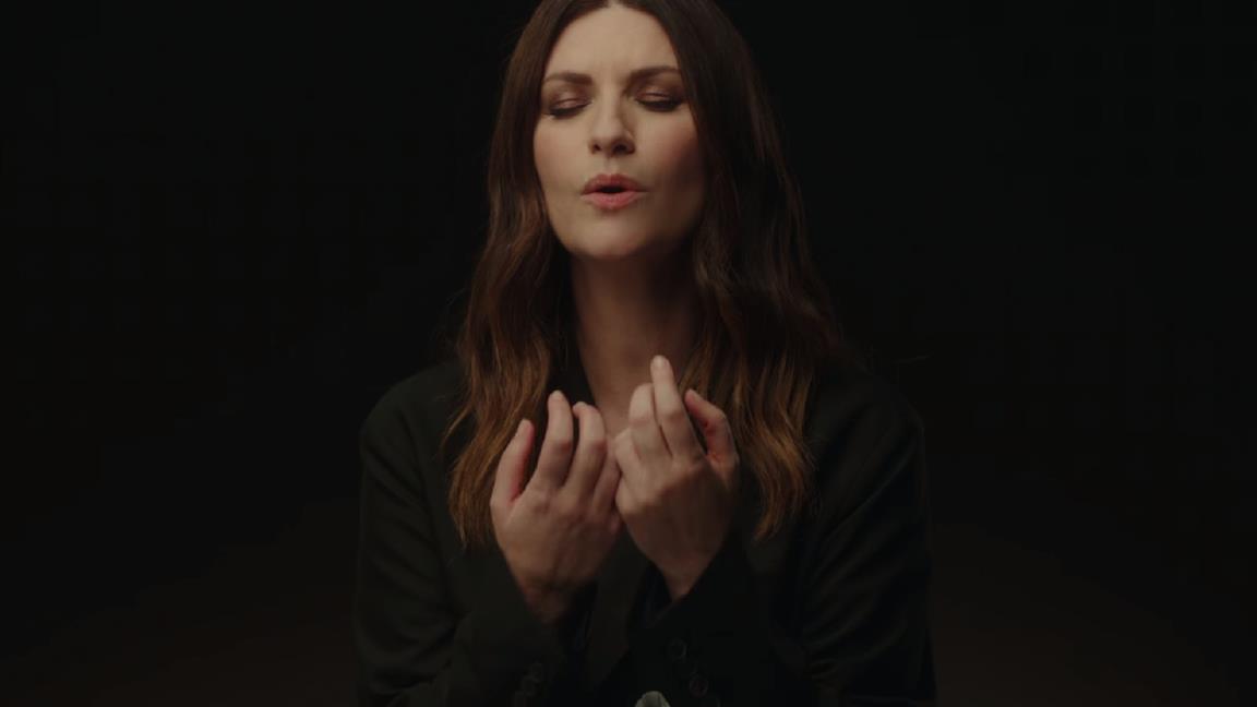 Laura Pausini nel videoclip di Io Sì (Seen) 