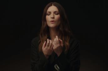 Laura Pausini nel videoclip di Io Sì (Seen) 