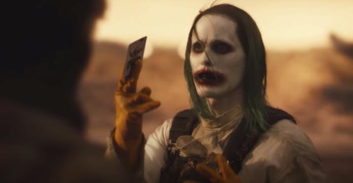 Joker in Justice League Joker consegna una carta della tregua a Batman