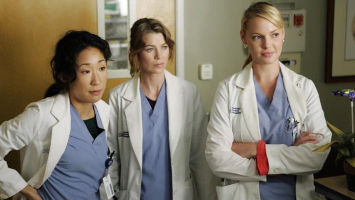 Cristina, Meredith e Izzie in un episodio di Grey's Anatomy Una scena dalle prime stagioni di Grey's Anatomy con Cristina, Meredith e Izzie