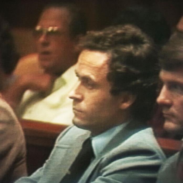 Ted Bundy durante il processo Il serial killer Ted Bundy