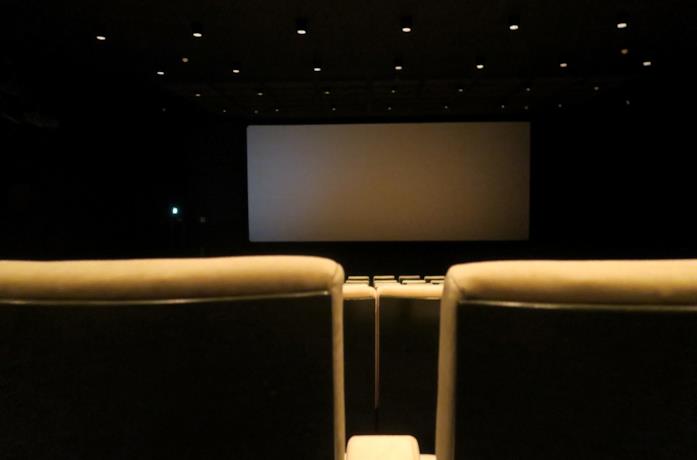 Una sala cinematografica chiusa e vuota