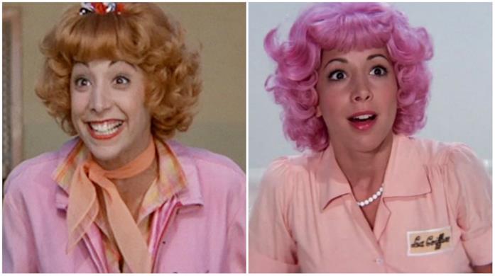 Frenchy in Grease Frenchy con i capelli rosa e pesca in Grease