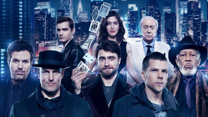 Il cast di Now YOu See Me 2 I membri del cast con alle spalle una luminosa città