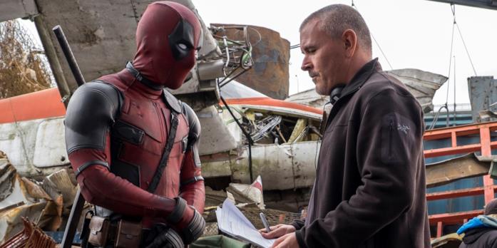 Il regista Tim Miller con Deadpool Il regista Tim Miller con Deadpool sul set del film del Degenerato Rigenerante