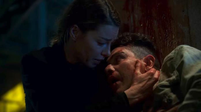 Lucifer 5B: Dan muore tra le braccia di Chloe Una scena dell'episodio 5x15 di Lucifer in cui Dan muore