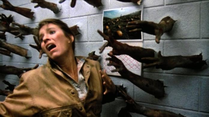 Una scena di Day Of The Dead, in cui degli zombi cercano di afferrare la protagonista