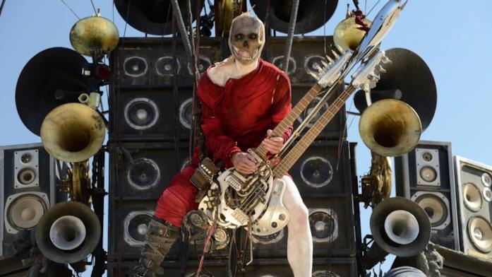 Coma, il chitarrista sputafuoco di Mad Max: Fury Road Il Doof Warrior di Mad Max: Fury Road