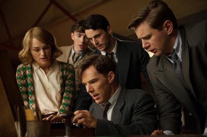 Una scena di The Imitation Game Keira Knightley, Matthew Beard, Matthew Goode, Benedict Cumberbatch e Allen Leech
