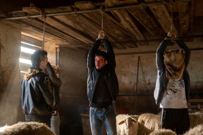 Suburra - le torture Spadino parla con tre uomini legati