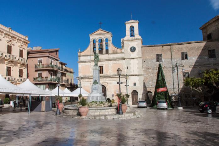 La Cattedrale del Mare: tutti i luoghi della serie Piazza Umberto I Aaragona