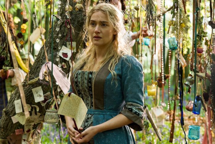 Kate Winslet ne Le regole del caos Kate Winslet nei panni di Sabine Le Barre in giardino