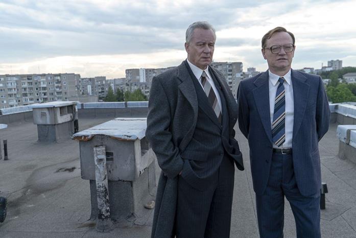 Chernobyl, boom di turisti e polemiche in Russia Stellan Skarsgård e Jared Harris in una scena della serie TV Chernobyl