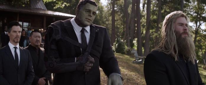 In che periodo è ambientata la serie TV Marvel She/Hulk? Hulk con il braccio fasciato
