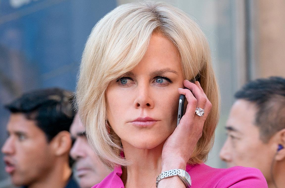 Nicole Kidman parla al telefono