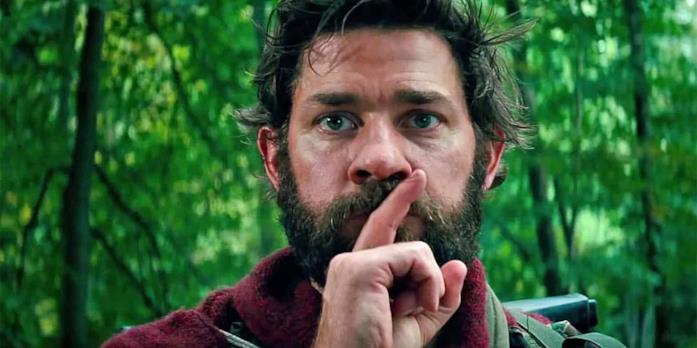 John Krasinski, nei panni del suo personaggio in A Quiet Place, mentre chiede di fare silenzio