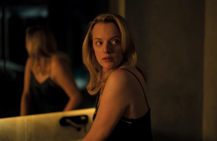 L'uomo invisibile Elisabeth Moss si guarda alle spalle