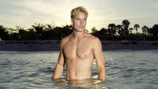 Justin Hartley passa dai panni di Green Arrow in Smallville a quelli di Aquaman nel pilot della serie mai cominciata Mezzobusto di Justin Hartley in acqua
