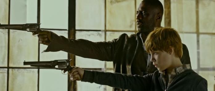 Idris Elba e Tom Taylor provano a sparare in una scena di La Torre Nera Il Pistolero e Jake prendono la prima per sparare in una scena di La Torre Nera