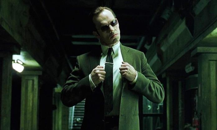 Un'immagine di Hugo Weaving nei panni dell'Agente Smith