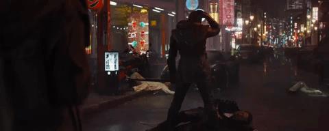 Clin Barton in Avengers: Endgame Clint Barton nella città di Tokyo viene raggiunto da Vedova Nera
